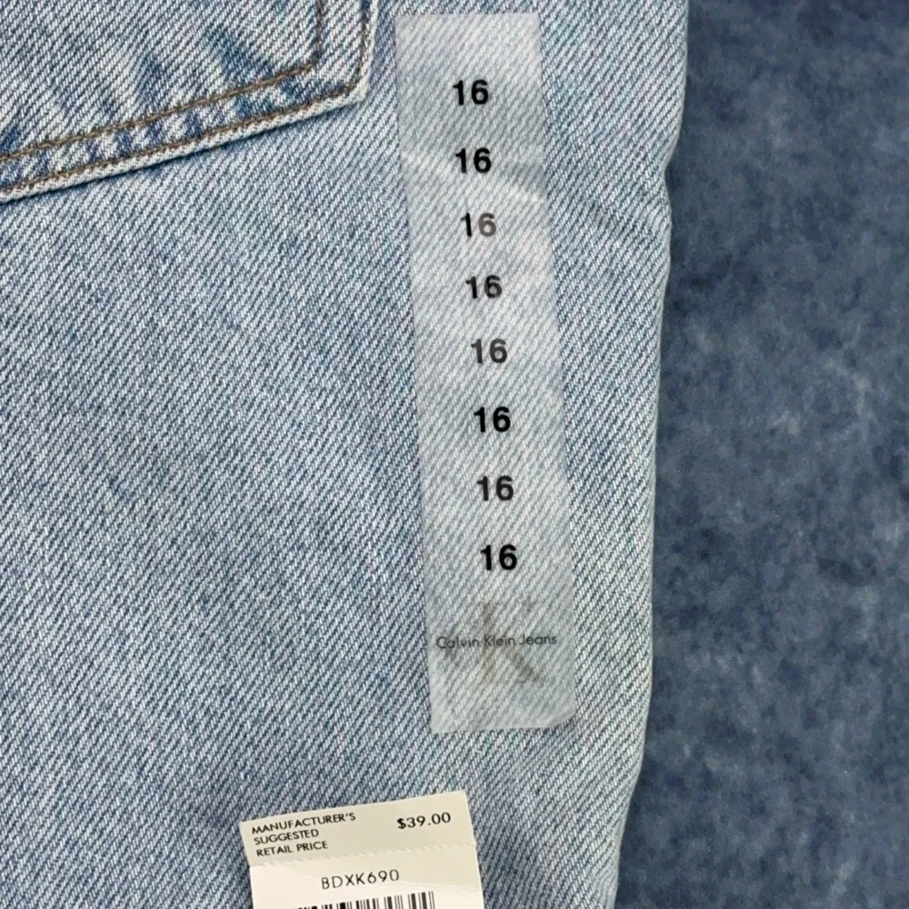 Calvin Klein Jeans Womens Cuff Short Light Indigo Enzyme Wash Size 16 BDXK690